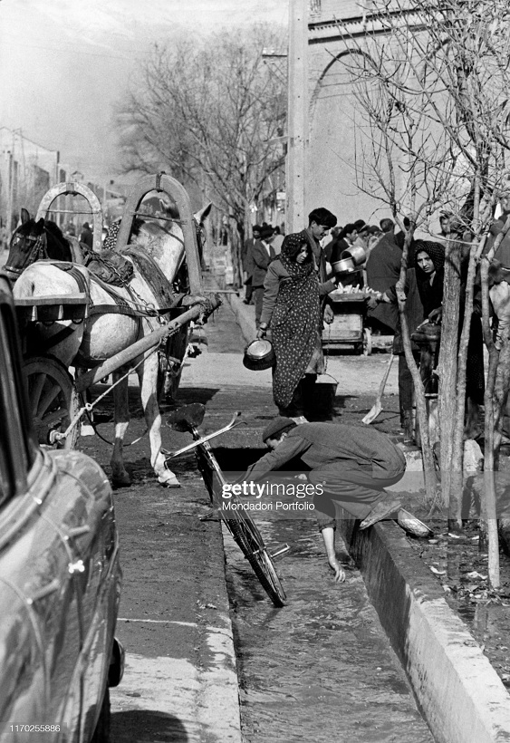 شستشو در جوی خیابانی در تهران سال 1335 + عکس