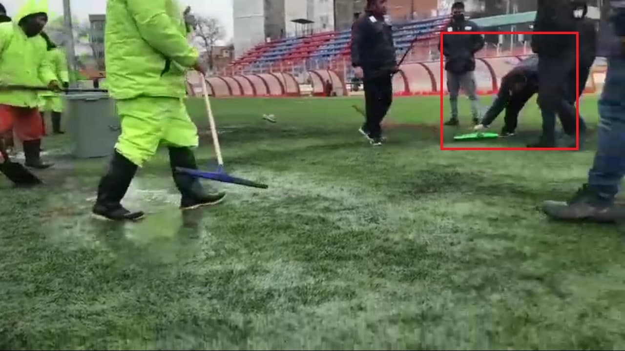 آماده سازی عجیب چمن یک ورزشگاه در ایران +عکس