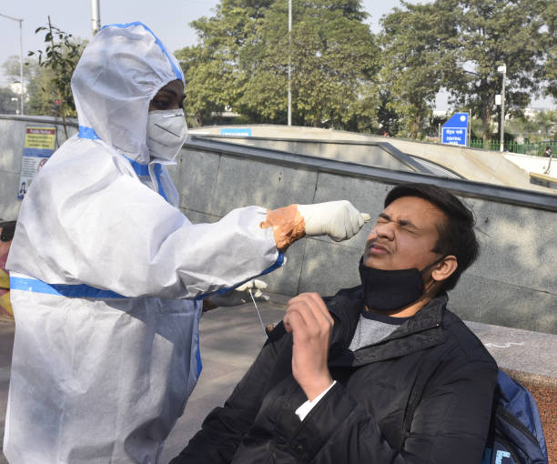 نحوه عجیب انجام آزمایش کرونا در دهلی! + عکس