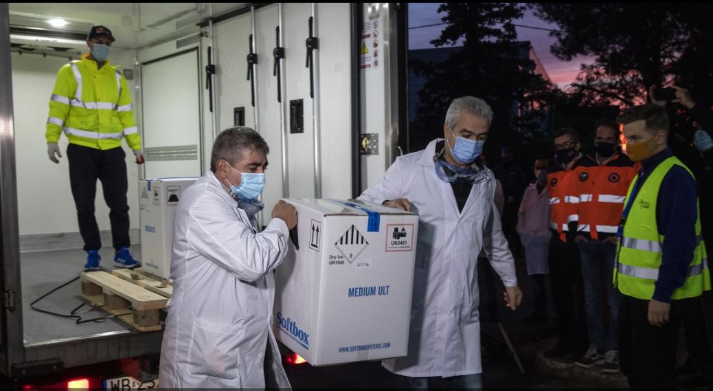 ورود اولین محموله واکسن کرونا به یونان + عکس