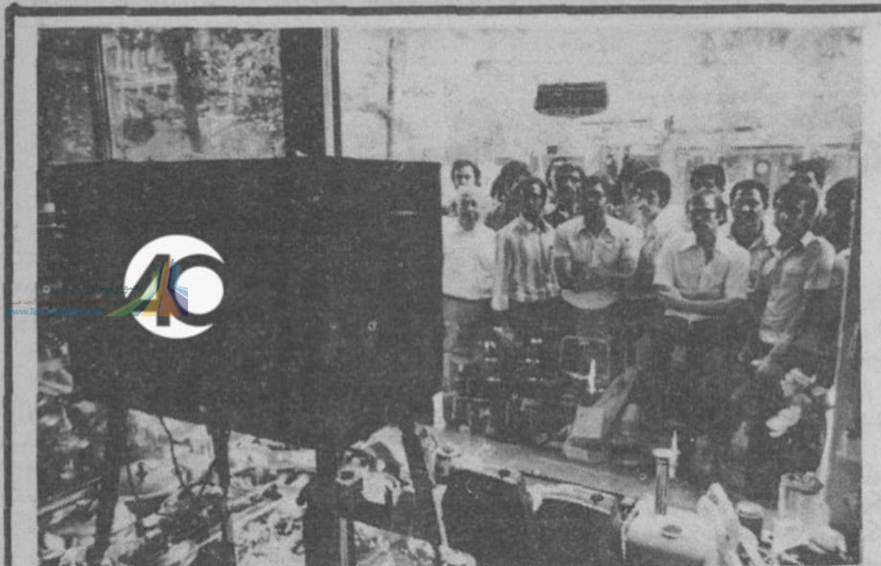 تماشای تلویزیون از پشت ویترین مغازه + عکس