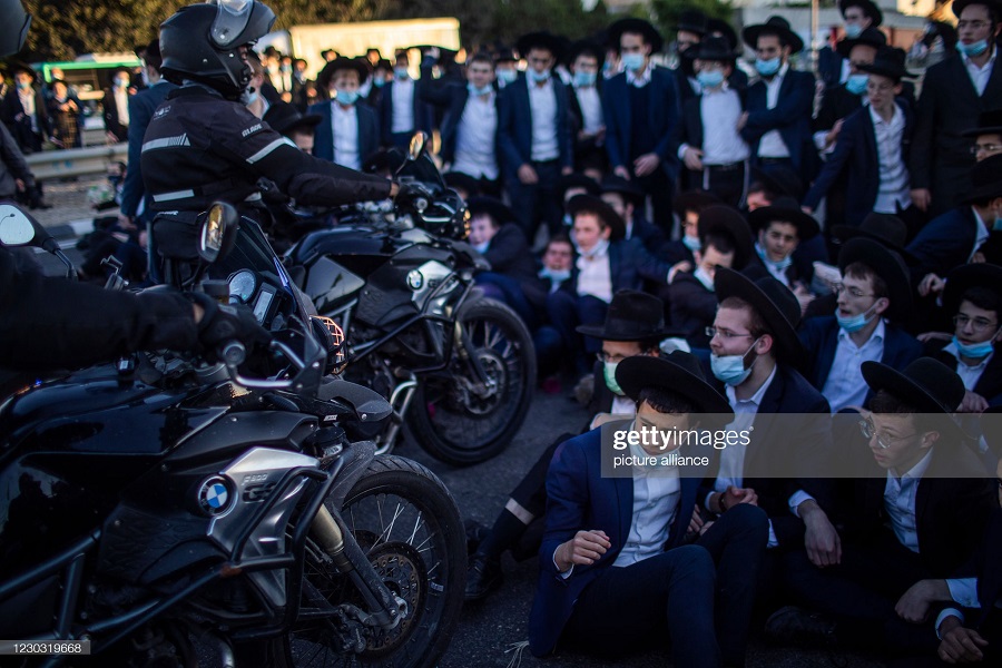 عبور با موتور از روی معترضان به محدودیت های کرونایی! + عکس