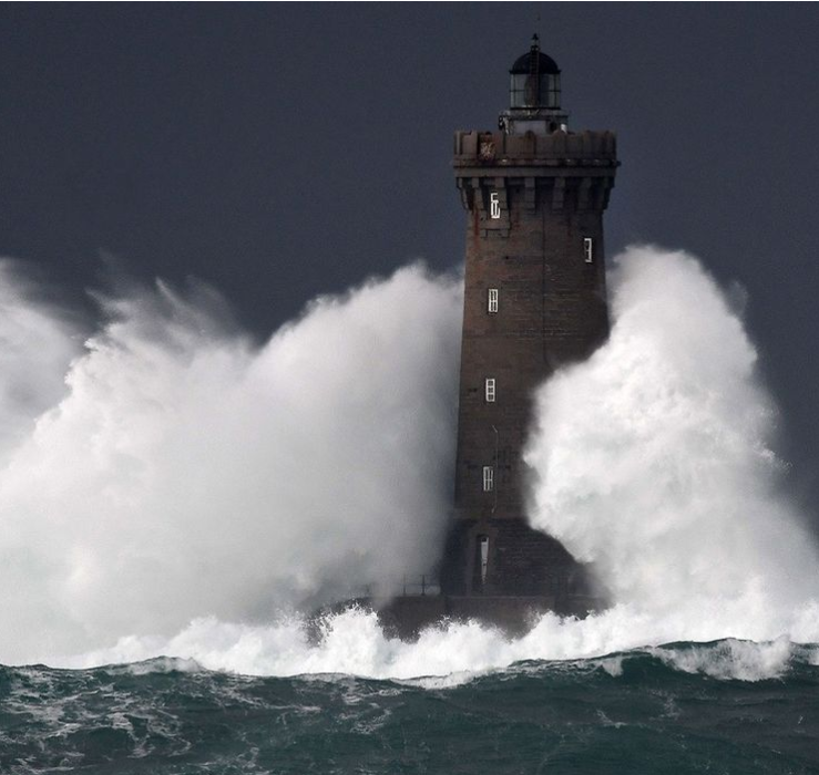 طوفان بلا و کوبیدن سهمگین امواج به فانوس دریایی در غرب فرانسه + عکس