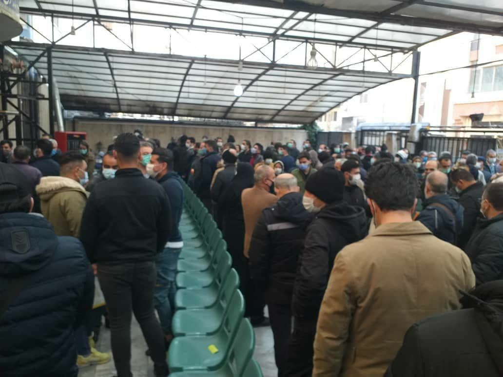 صف شلوغ برای گرفتن مجوز خروج از تهران+ عکس