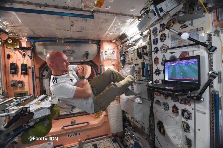 نحوه جالب تماشای فوتبال در ایستگاه فضایی! + عکس