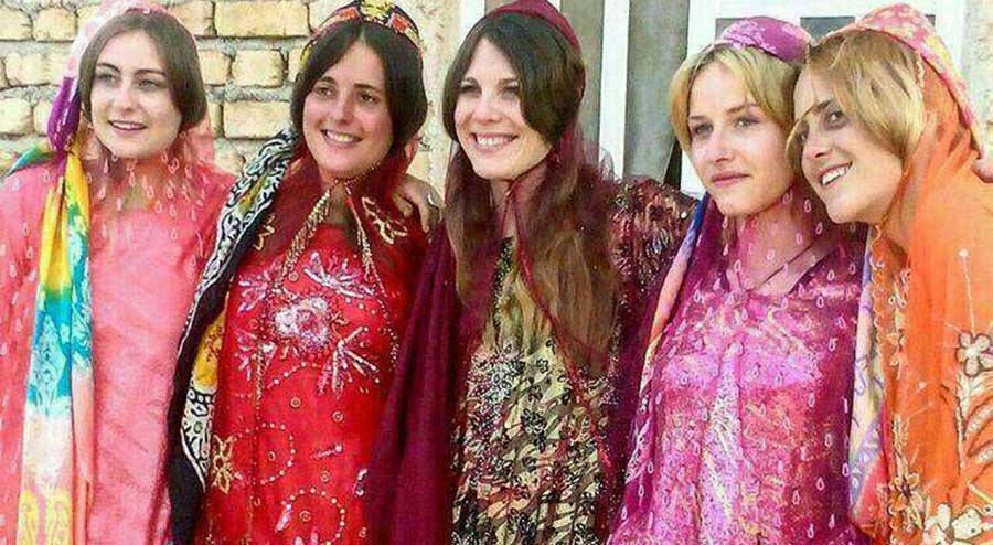 گردشگران زن فرانسوی با لباسهای زیبای قشقایی + عکس