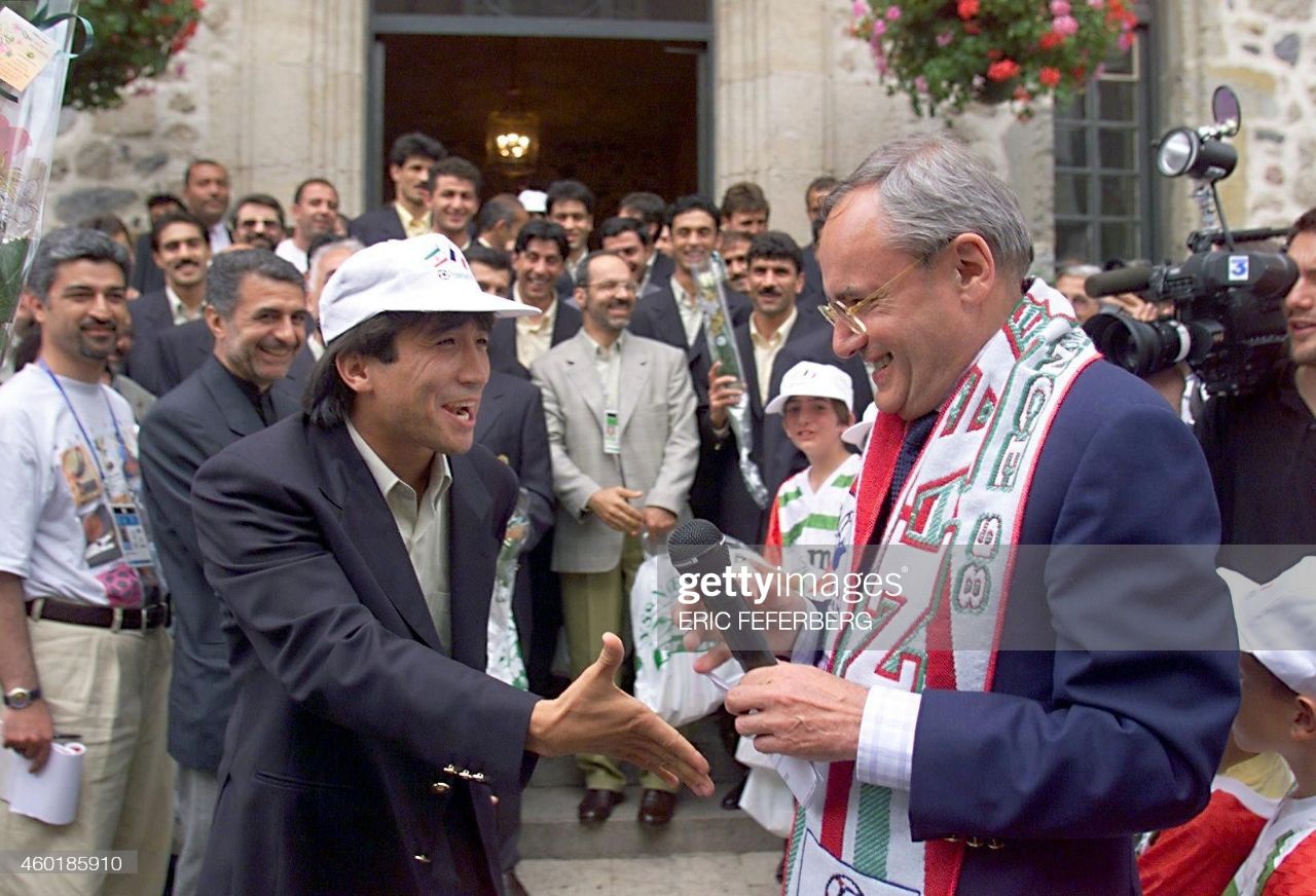 خداداد عزیزی در حال تشکر از معاون شهردار! + عکس