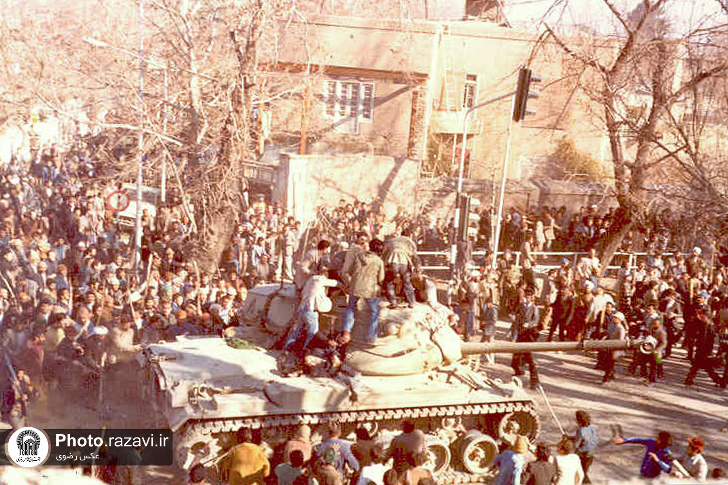 تصاویر کمتر دیده شده از یکشنبه خونین مشهد + عکس