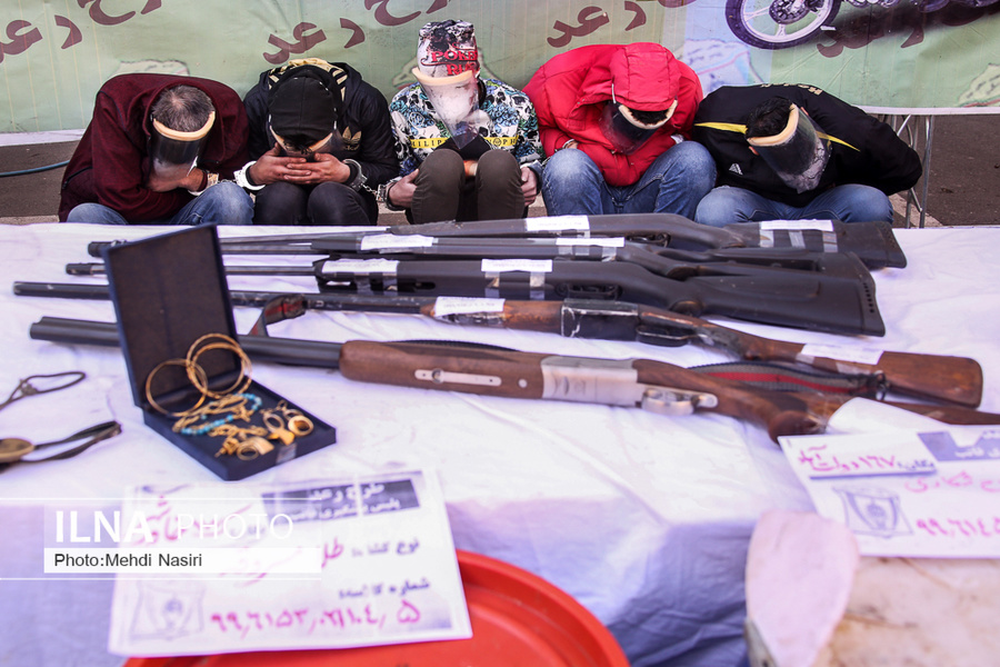 اسلحه های مخوف کشف شده از زورگیران + عکس