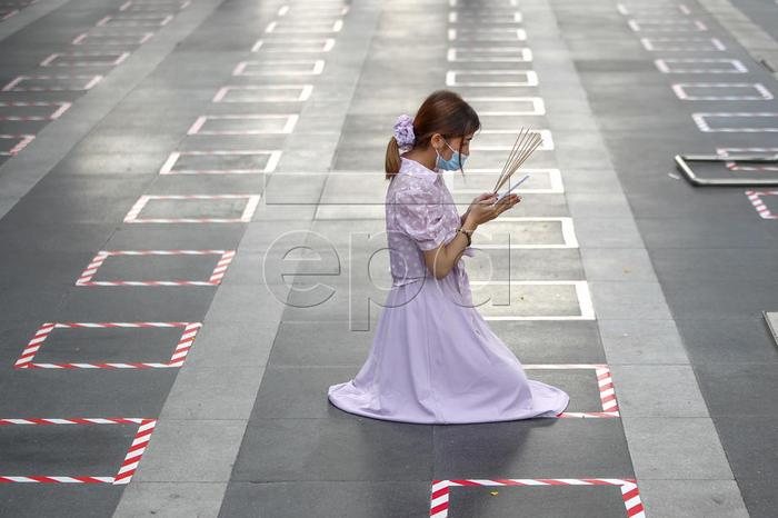 دعای تایلندی ها برای رفع کرونا با رعایت فاصله + عکس