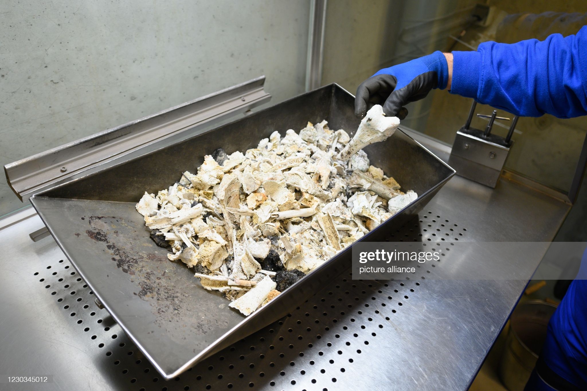 استخوان های باقیمانده انسان پس از سوزاندن در کوره آتش + عکس