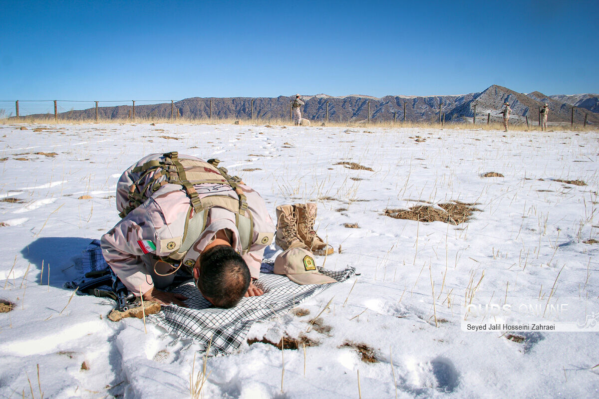 نماز خواندن یک سرباز روی برف لب مرز + عکس