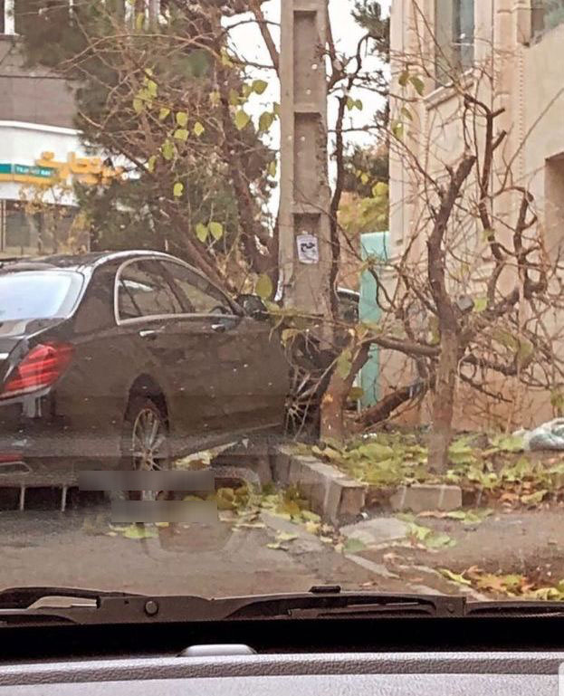 تصادف سنگین مرسدس بنز S500 با تیر برق در ایران! + عکس