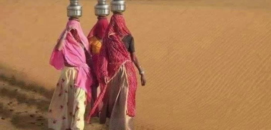 روش عجیب حمل آب توسط زنان هندی! + عکس