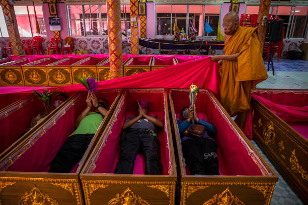 حرکت عجیب مردم بانکوک در آستانه سال نو! + عکس