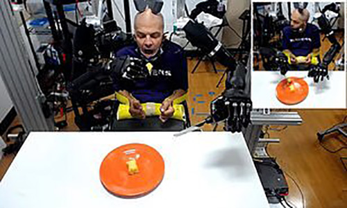 کمک بی‌نظیر فناوری به فرد فلج چهار اندام + عکس