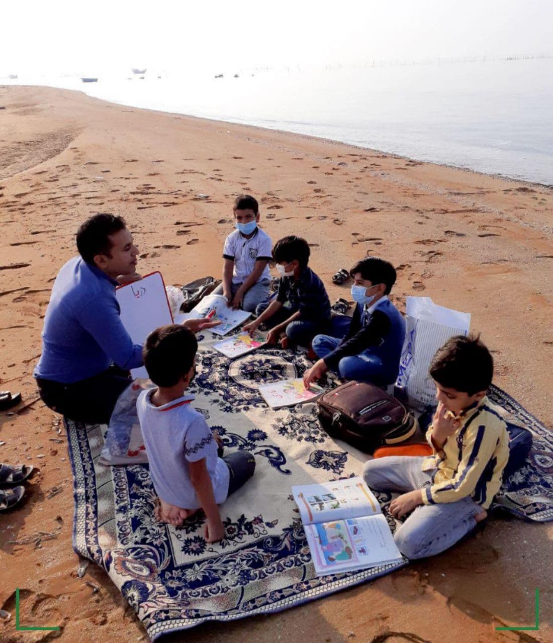 برگزاری کلاس درس در کنار خلیج فارس! + عکس