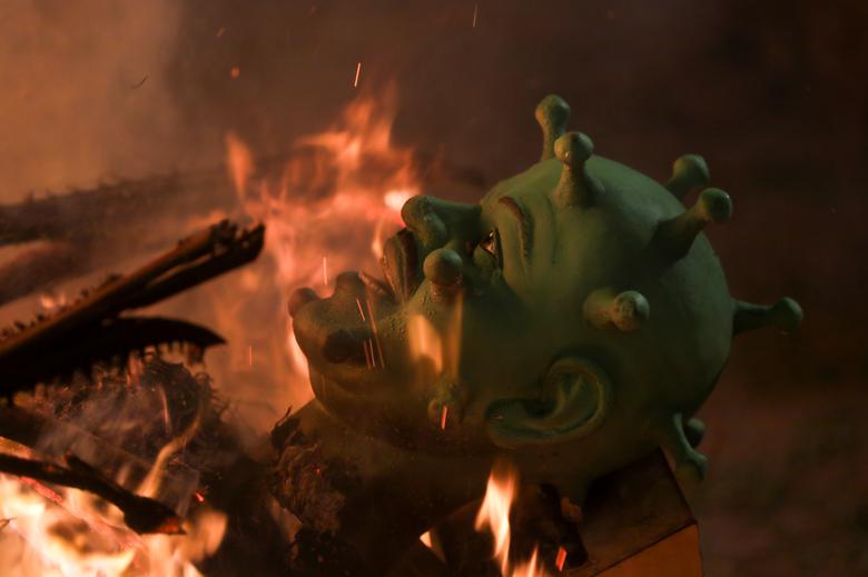 سوزاندن نماد ویروس کرونا در هند+ عکس