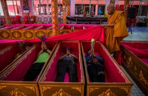  زائران تایلندی در تابوت‌ها به امید تولد دوباره + عکس