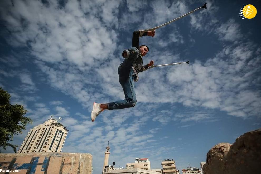 مهارت جوان فلسطینی در انجام پارکور با یک پا + عکس