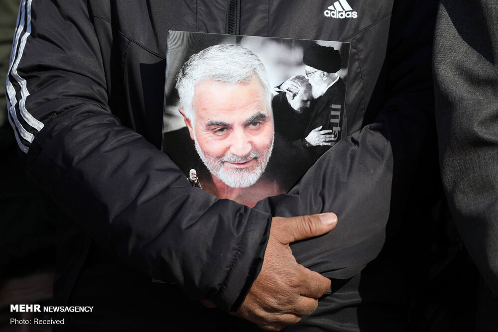 عکس حاج قاسم سلیمانی در دست جوانان عراقی + عکس