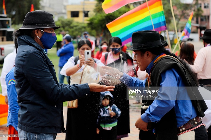 پاشیدن آب دهان برای انرژی بخشی به نامزد انتخاباتی در اکوادور! + عکس