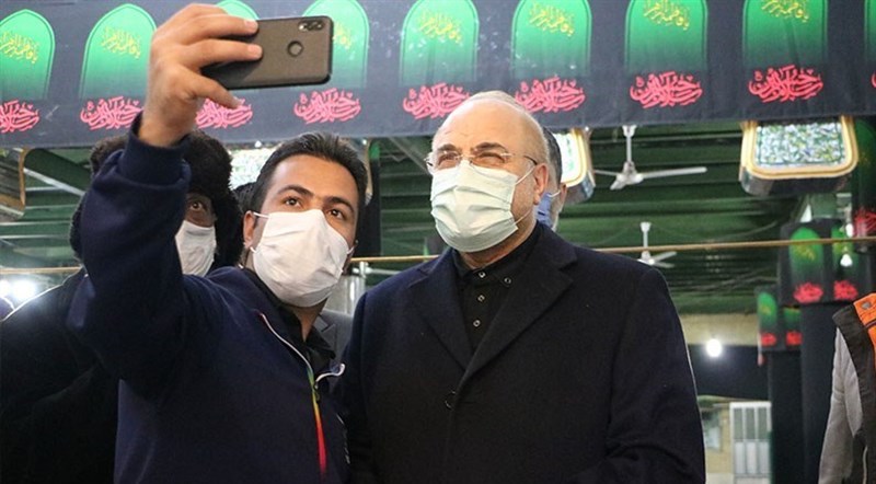 سلفی جوانان کرمان با قالیباف در گلزار شهدا + عکس