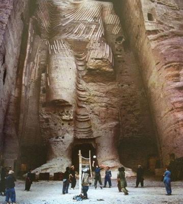 بازی والیبال کنار مجسمه‌ بودا در افغانستان + عکس