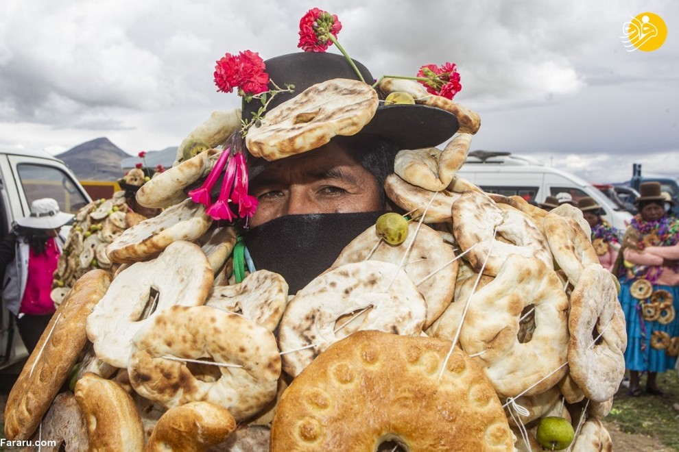 جشنواره عجیب با نان‌های آویزان از بدن + عکس