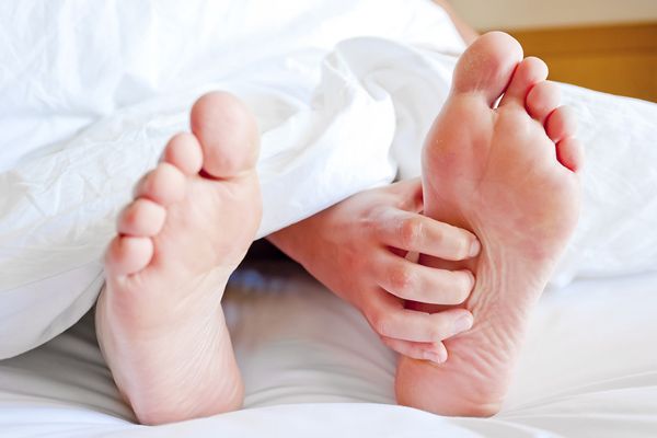 دلایل سنگینی پا‌ها هنگام بیدار شدن از خواب