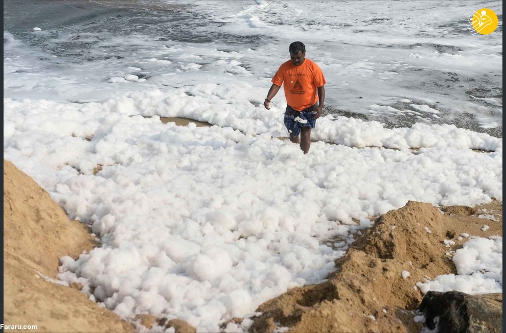 لذت از کف‌ سفید سمی دریا! + عکس
