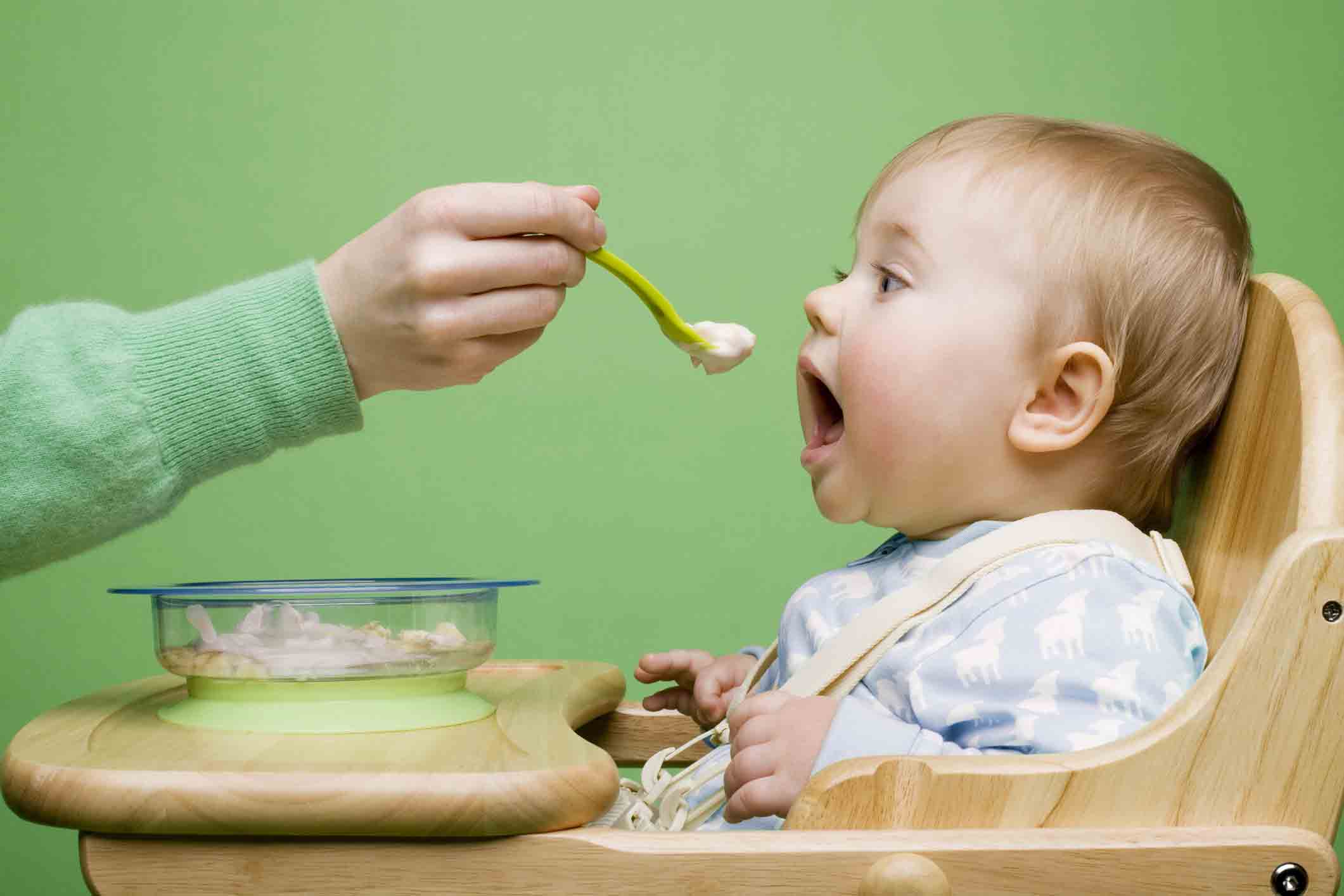 از خوراندن غذای سفره به کودکان خودداری کنید؛ خطرناک است