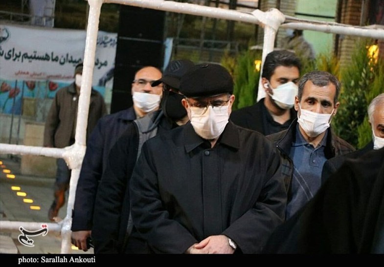 سردار قاآنی بر سر مزار حاج قاسم با تیپ متفاوت +عکس