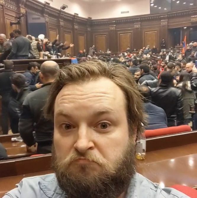 نگاه ناباورانه خبرنگار سی‌ان‌ان به تسخیر کنگره توسط معترضان + عکس