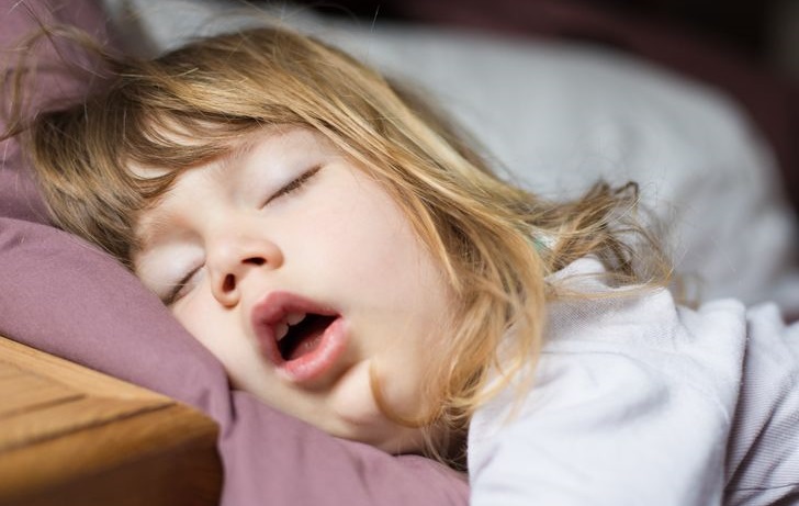 خوابیدن با دهان باز در کودکان چه مضراتی دارد؟