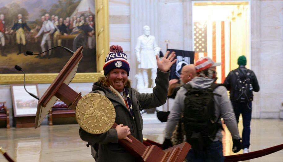 سرقت میز سخنگوی کنگره توسط هواداران ترامپ! + عکس