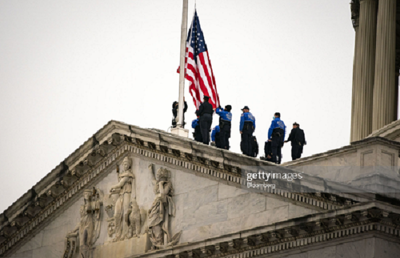 نیمه افراشته شدن پرچم آمریکا در ساختمان کنگره به خاطر مرگ پلیس + عکس