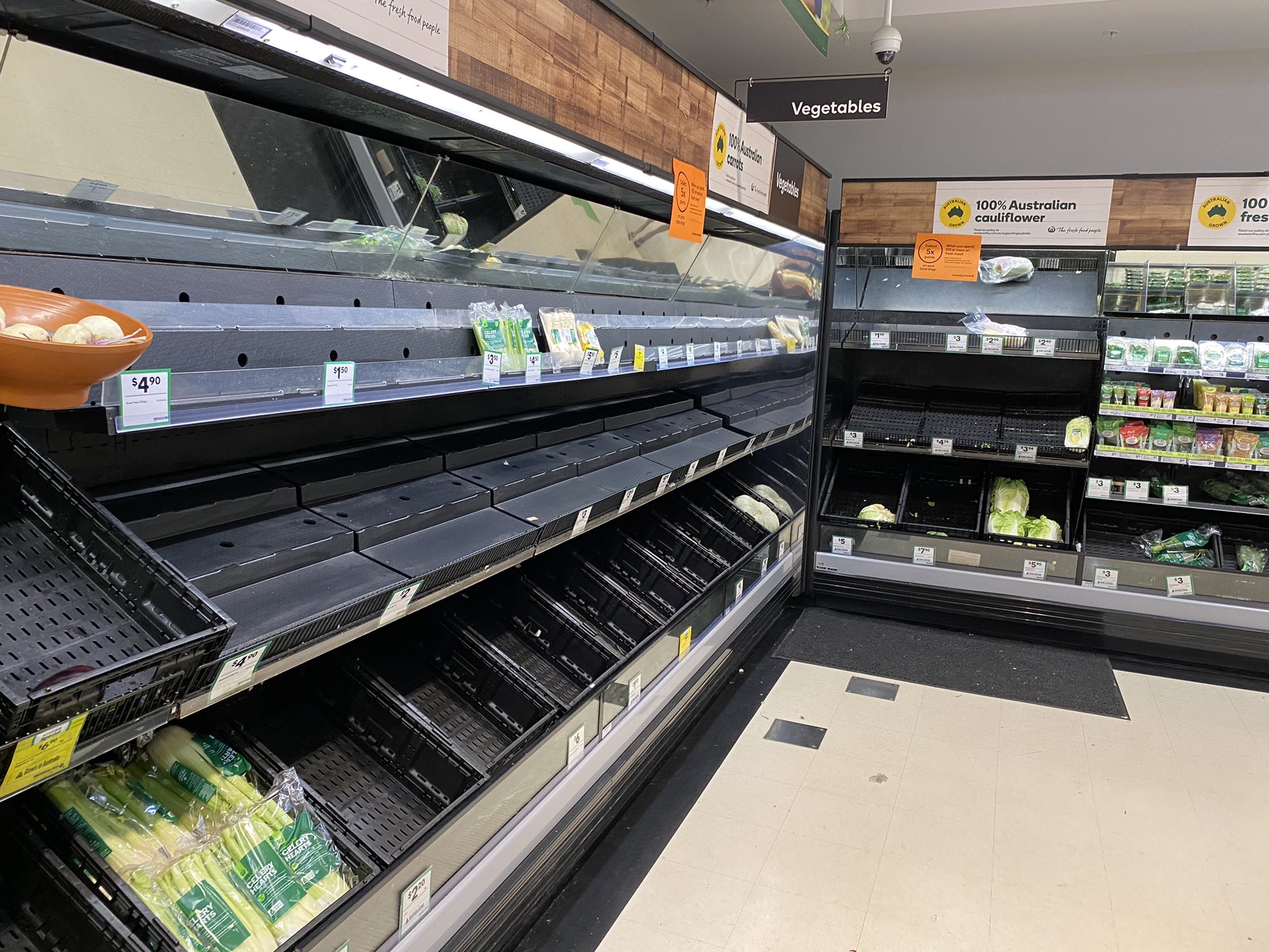 هجوم مردم استرالیا به سوپرمارکت‌ ها و جارو شدن قفسه ها! + عکس