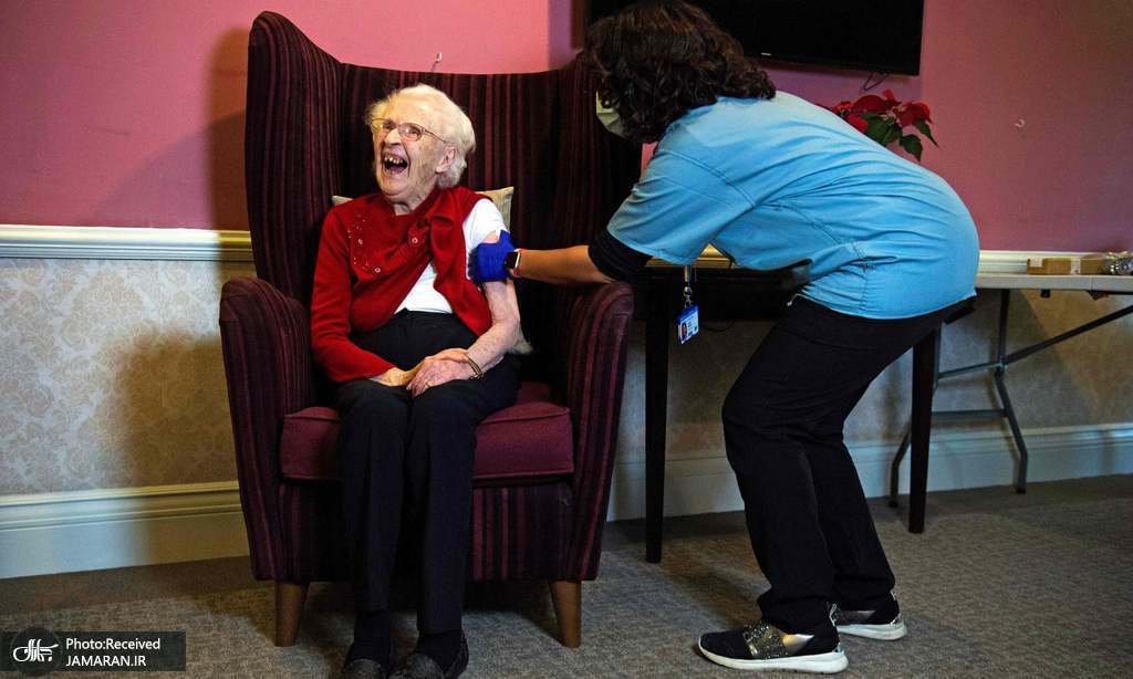 تزریق واکسن به زن 100 ساله انگلیسی + عکس