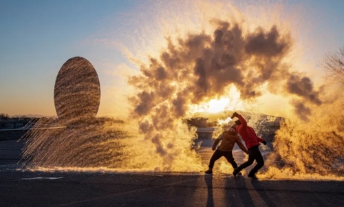 یخ زدن فواره آب در سرمای هوای پکن + عکس