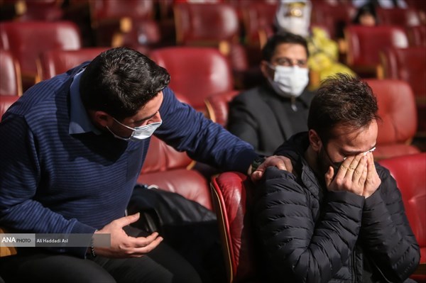 گریه های بی امان و دلتنگی فرزندان حاج قاسم پس از دیدن تندیس پدر + عکس