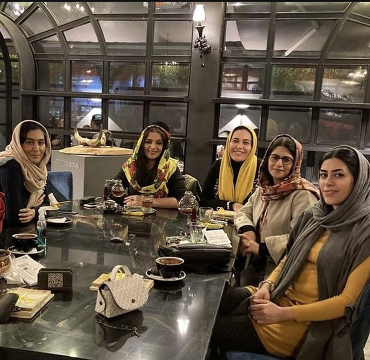 رستورانگردی الهام پاوه نژاد با دوستانش + عکس