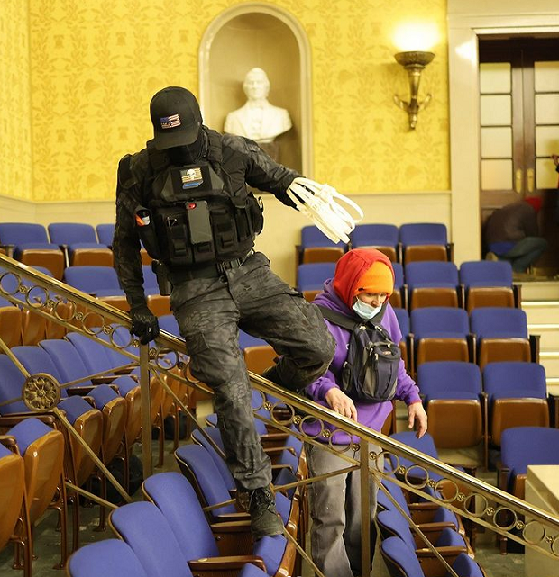  شناسایی دو نفری که با تجهیزات تاکتیکی به کنگره آمریکا حمله کرده بودند + عکس