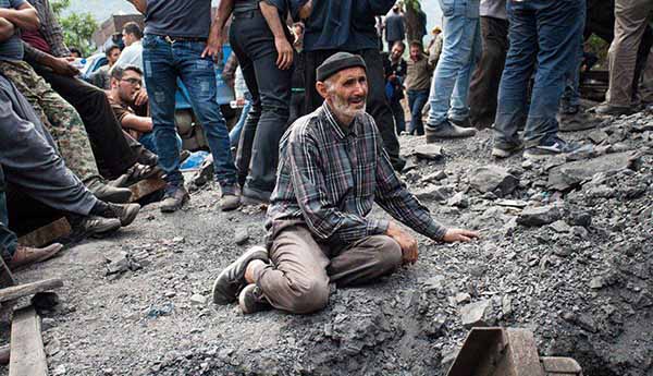 پدران و مادران بی تاب در محل حادثه معدن آزادشهر + عکس