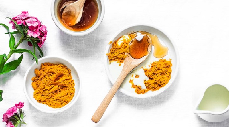 با زردچوبه به جنگ جوش های صورتتان بروید 