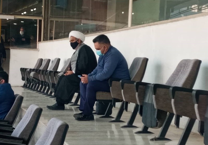 یک روحانی در حال تماشای دربی در استادیوم + عکس