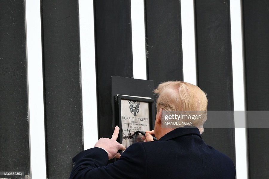 امضا زدن ترامپ روی دیوار مرزی! + عکس