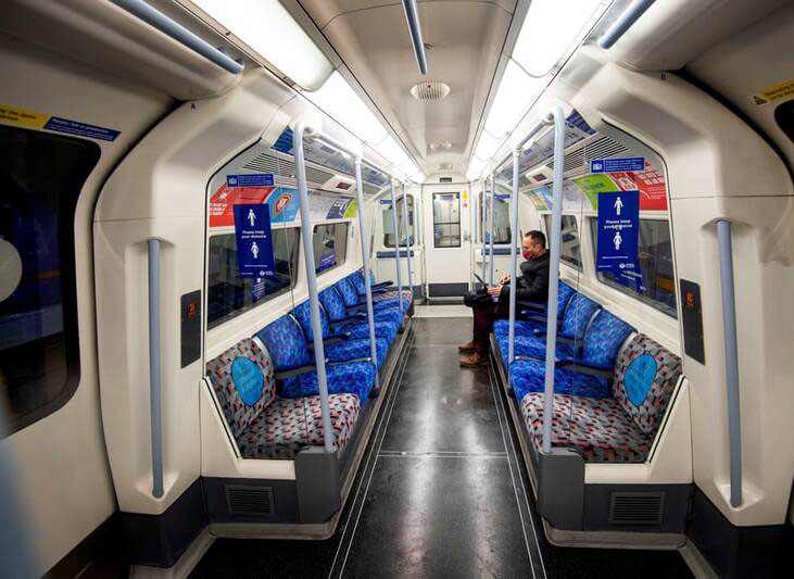 سکوت در مترو انگلیس + عکس