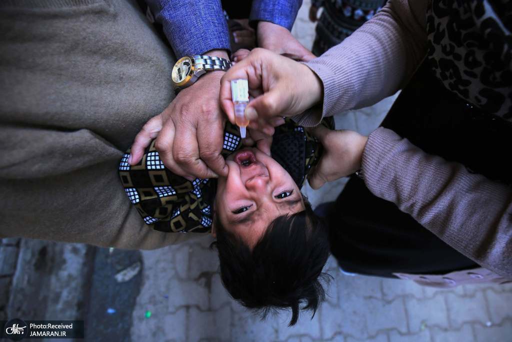 خوراندن اجباری واکسن به کودک در پاکستان + عکس