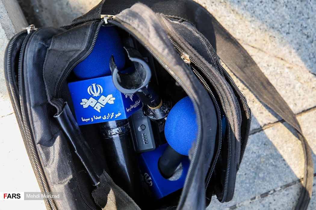 تجهیزات خبرنگار صدا و سیما در حیاط پاستور + عکس